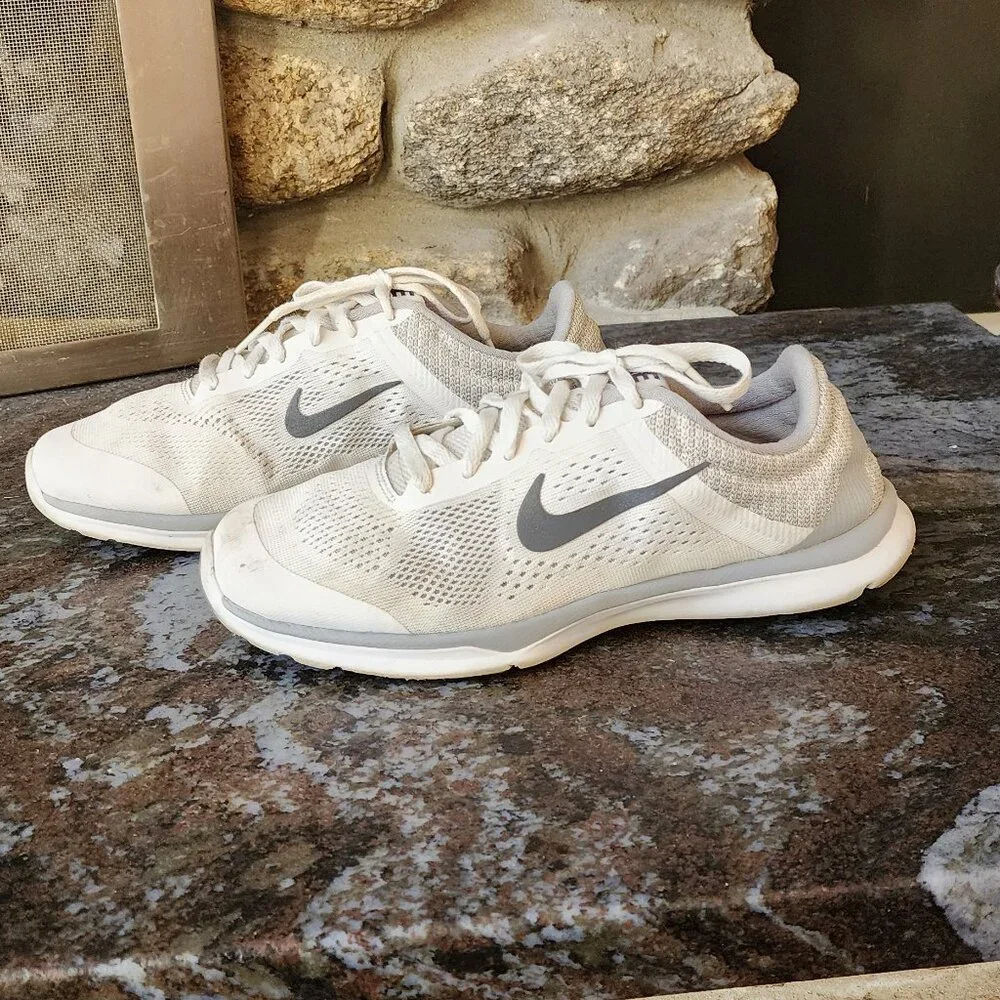 Nike 807333-100 In-Season 5 Training Sneakers Size 6